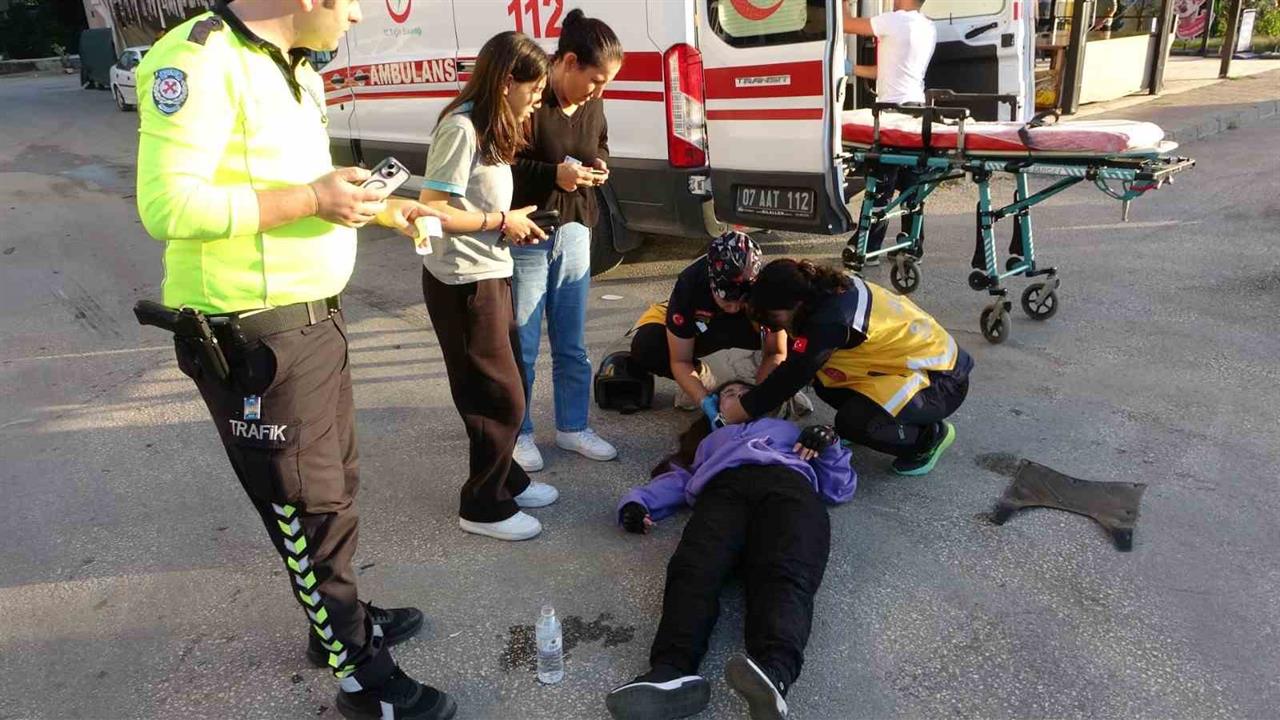 Antalya Manavgat'ta Motosiklet ve Otomobil Çarpıştı, 1 Yaralı