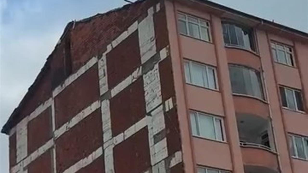 Elazığ Merkez'de Çatıda Önlem Almadan Çalışan İşçi Tehlike Yarattı