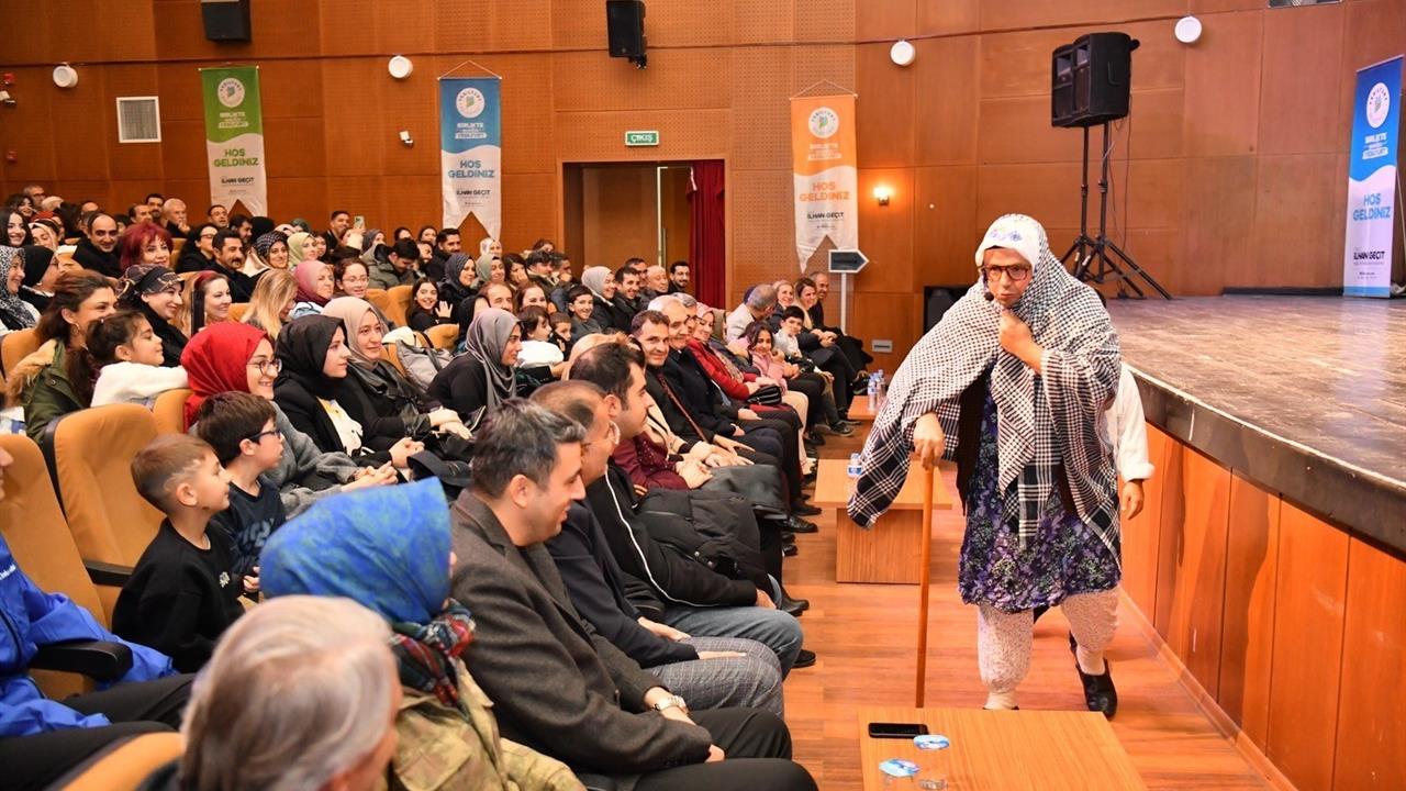 Malatya'da gerçekleştirilen "Havlucu Memed Anlatıyor" tiyatro gösterisine büyük ilgi oldu.