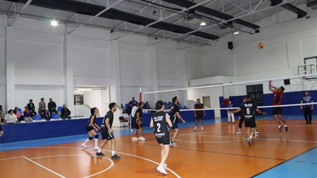 Köyceğiz'de 24 Kasım Öğretmenler Günü Kapsamında Voleybol Turnuvası Yapıldı