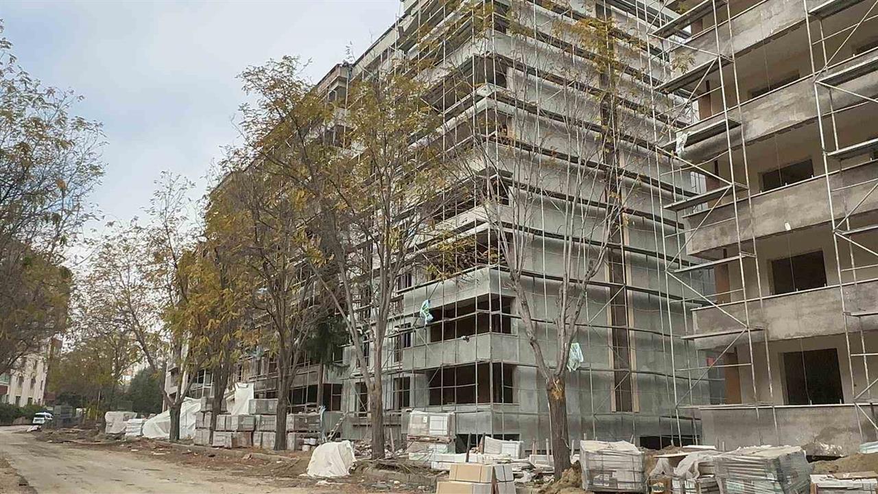 Elazığ'da İnşaatta Düşen İşçi Ağır Yaralandı ve Hastaneye Kaldırıldı