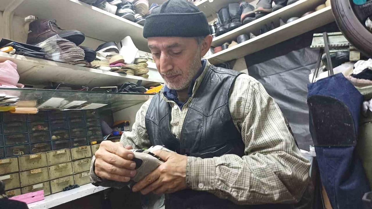 Kayseri’de 60 yaşındaki Mehmet Uzboyalı, Hayırseverlerin Getirdiği Ayakkabıları Tamir Ediyor.