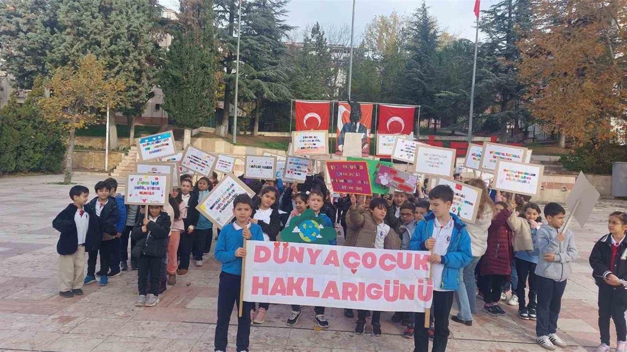 Bilecik'te İlkokul Öğrencileri, Çocuk Hakları Günü İçin Pankartlarla Yürüdü