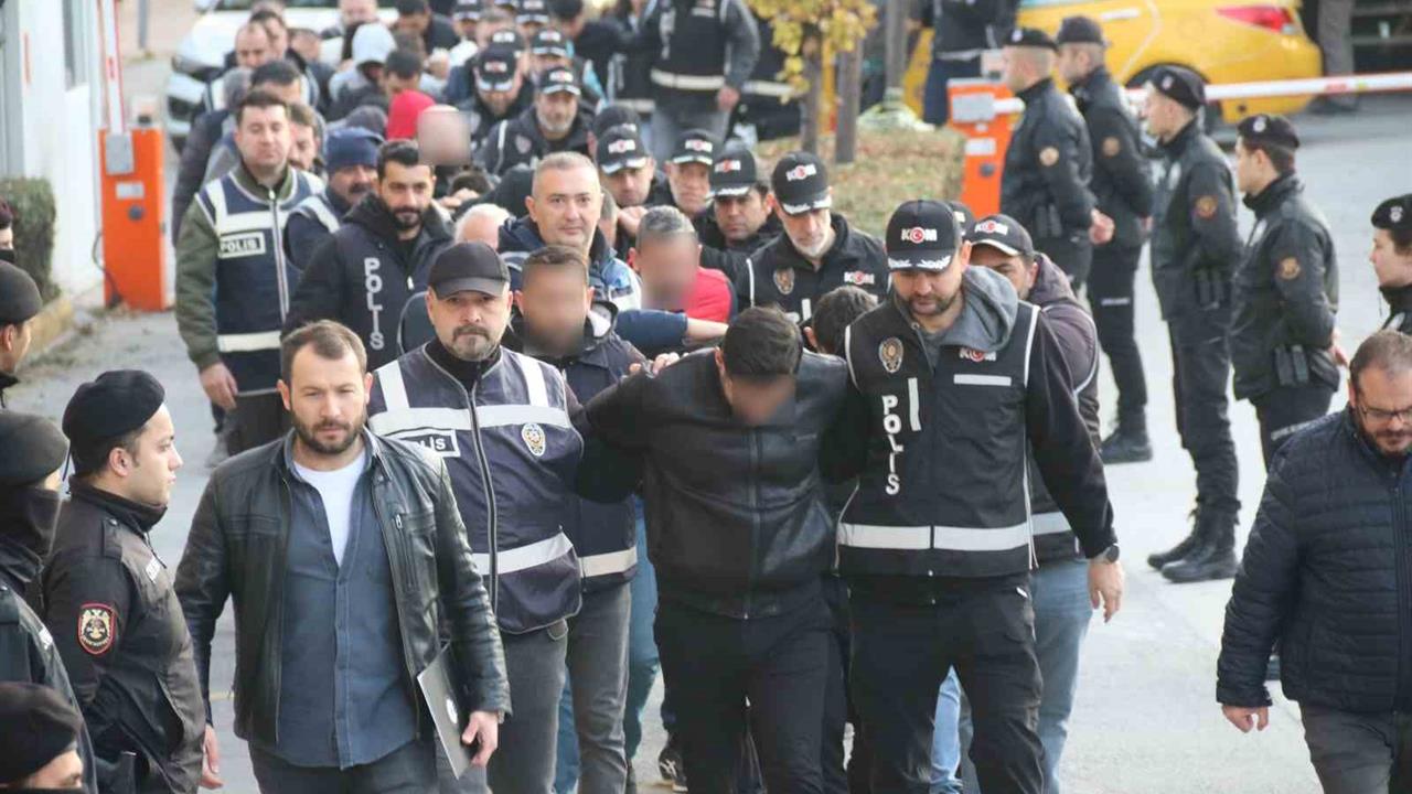 Eskişehir'de Silahlı Organize Suç Örgütüne Yönelik Düzenlenen Operasyonda 20 Şüpheli Adliyeye Sevk Edildi