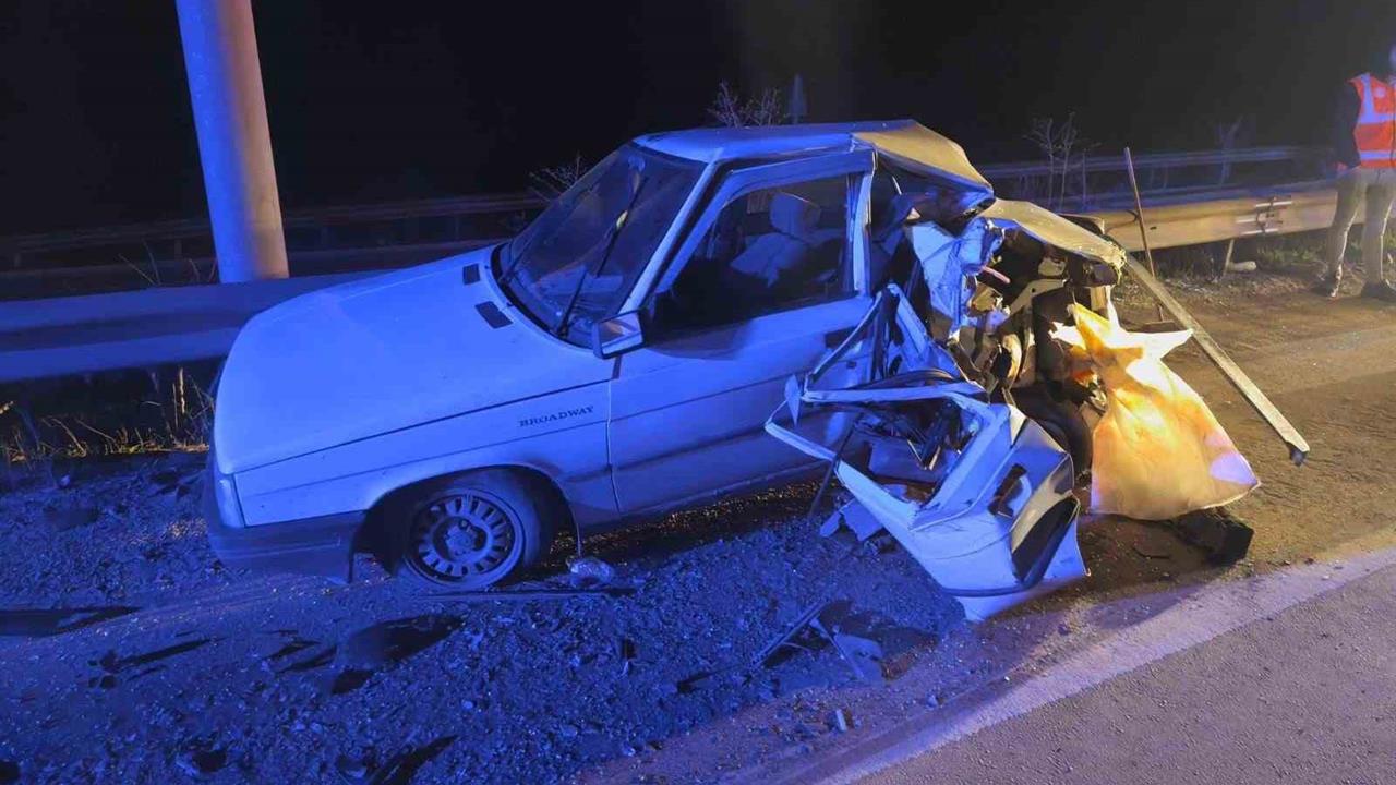 Bilecik'te Tırın Çarptığı Otomobilde 1 Kişi Yaralandı