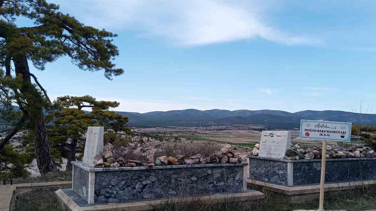 Eskişehir Beylikova'da Doğan Baba ve Gelininin Mezarında Yapılan Bakım Çalışmaları Tamamlandı