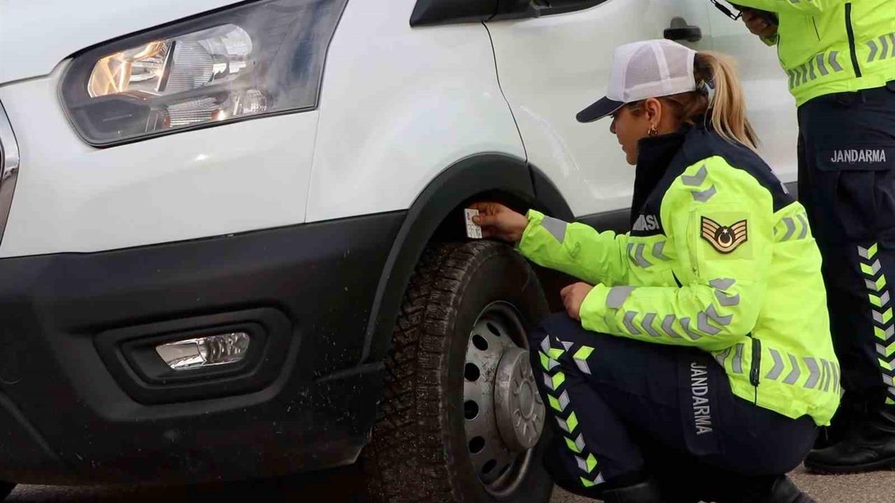 Bolu Merkez'de Jandarma Tarafından Kış Lastiği Denetimi Gerçekleştirildi