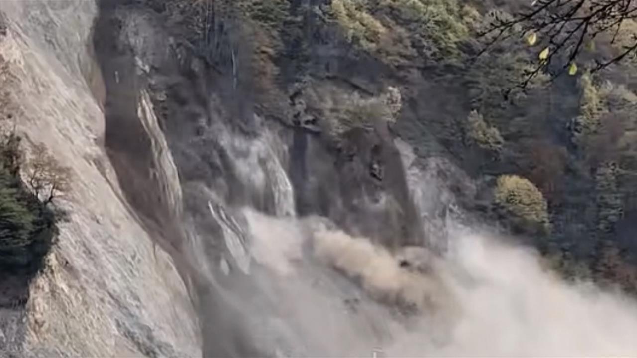 Düzce Beyköy'de Meydana Gelen Heyelanda Otomobil Kıl Payı Kurtuldu