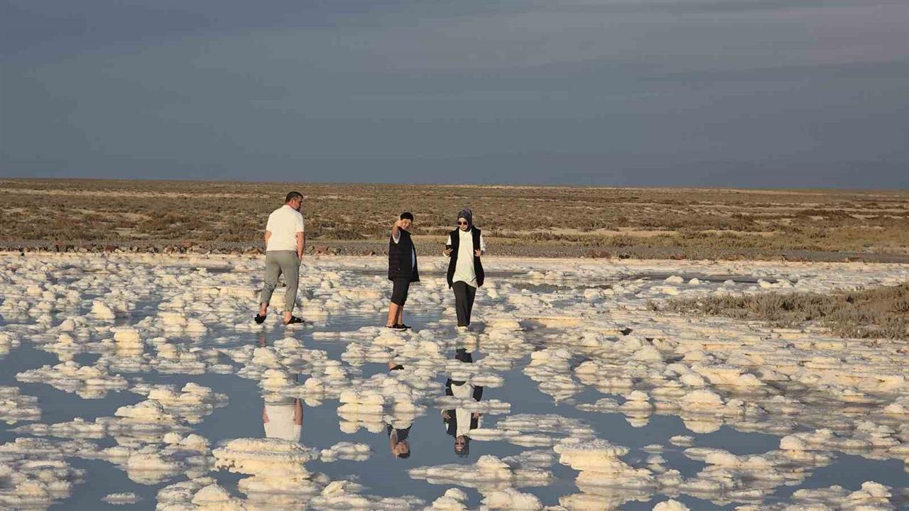 Aksaray'da Tuz Gölü'nde Suların Çekilmesiyle Pamukkale'yi Andıran Görüntüler Ortaya Çıktı