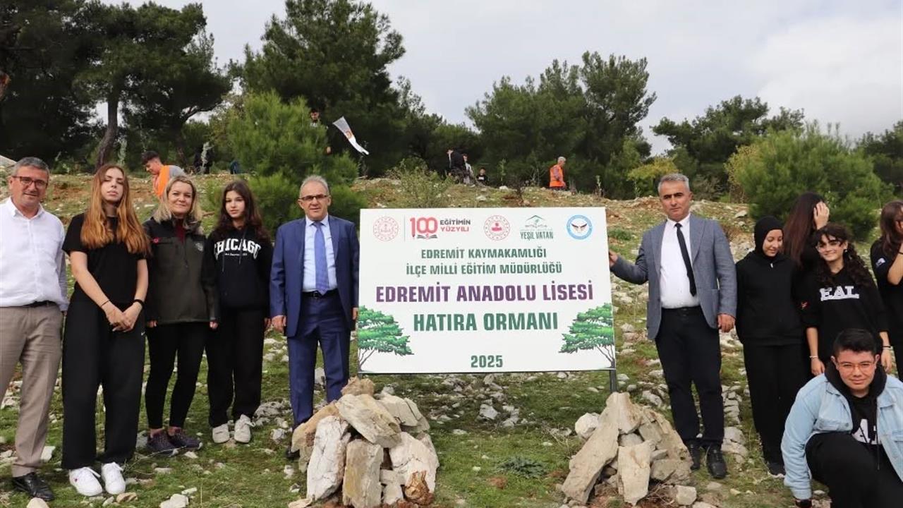 Edremit'te Hatıra Ormanı İçin Öğrenciler Fidan Dikti