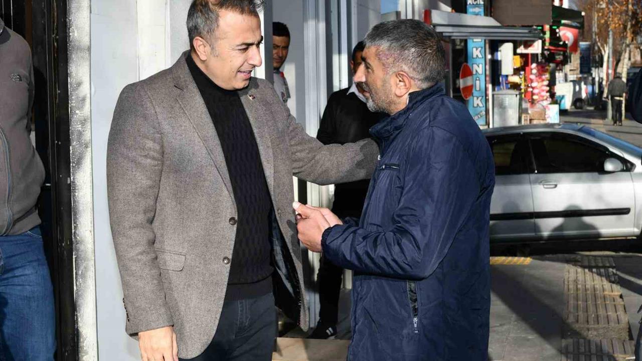 Ardahan Valisi Hayrettin Çiçek, Kongre Caddesi'nde esnafı ziyaret etti.