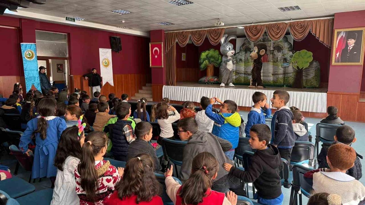 Sarıkamış'ta Minik Öğrencilerin Şarkılı Orman Oyununa Yoğun İlgi Gösterdi