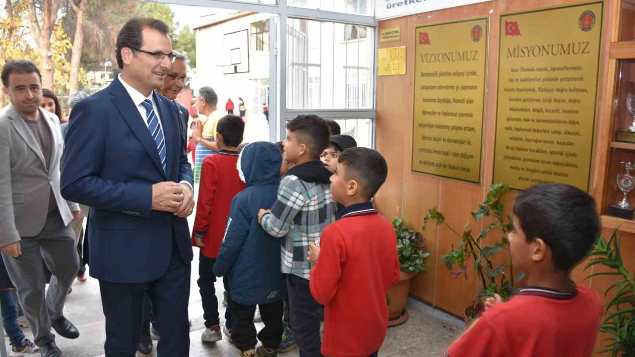 Manisa Salihli'de Kaymakam Ali Güldoğan, Eğitim Kurumlarını Ziyaret Etti.