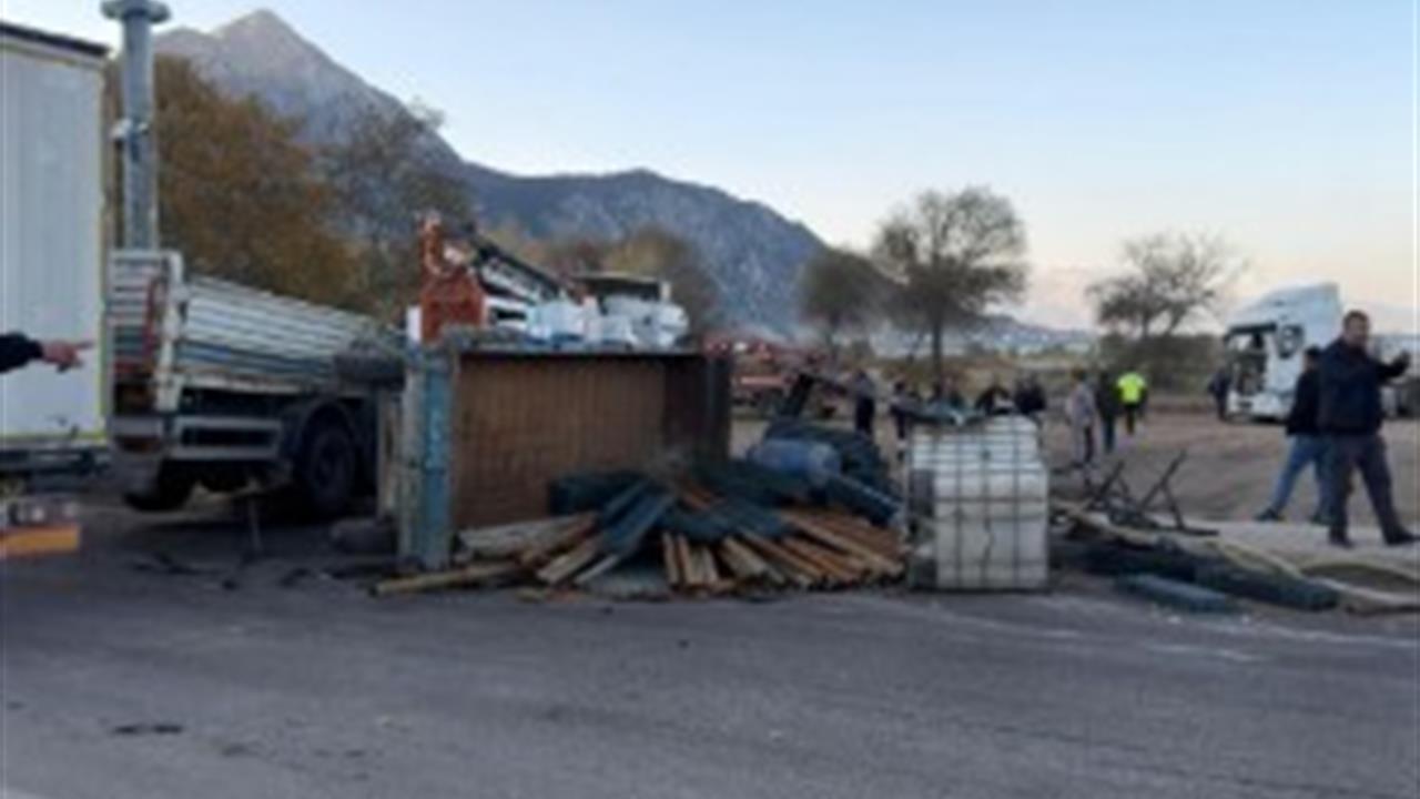 Isparta Eğirdir'de İki Tırın Çarpıştığı Kazada Bir Sürücü Yaralandı