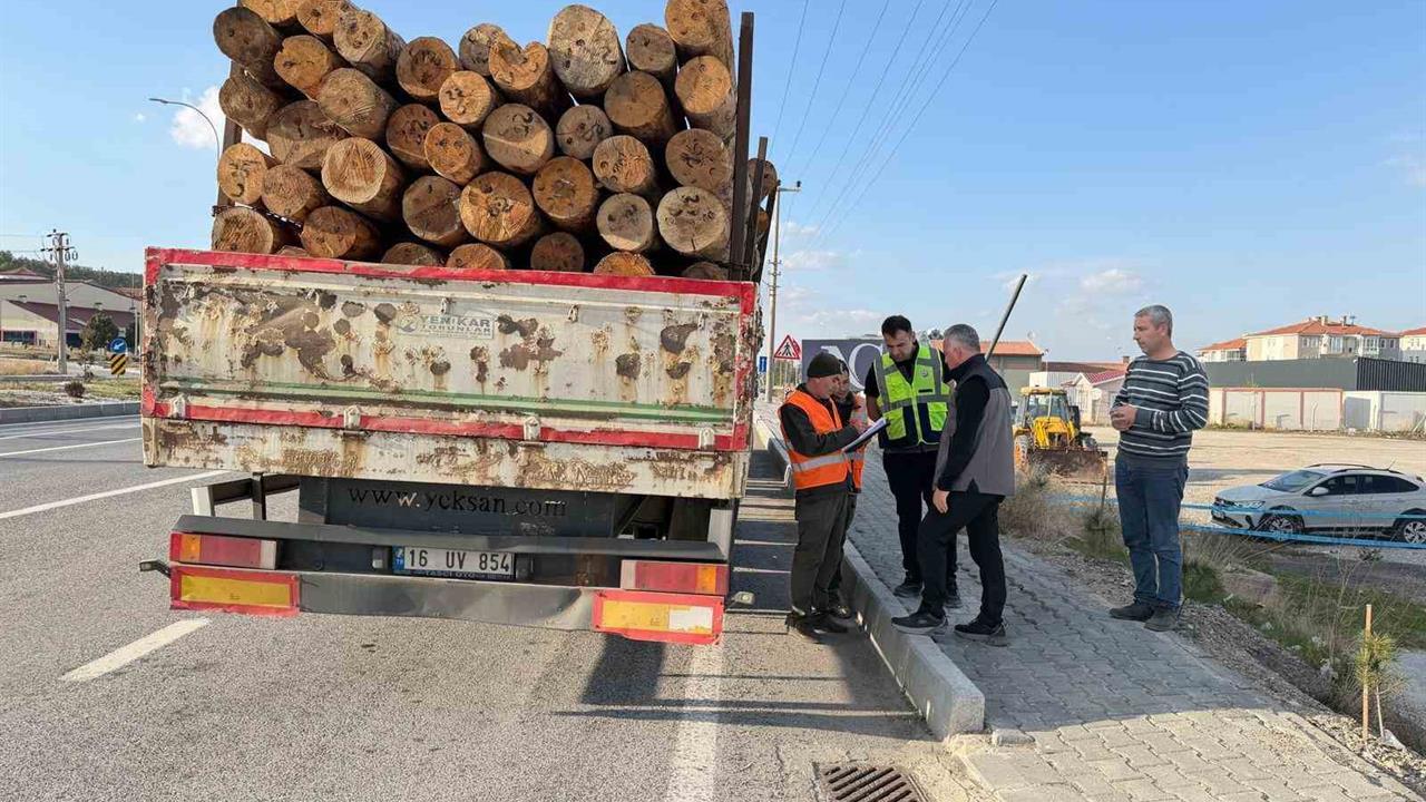 Kütahya'da Orman Emvali Yüklü Araçlar Denetlendi, Kaçakçılıkla Mücadele Edildi