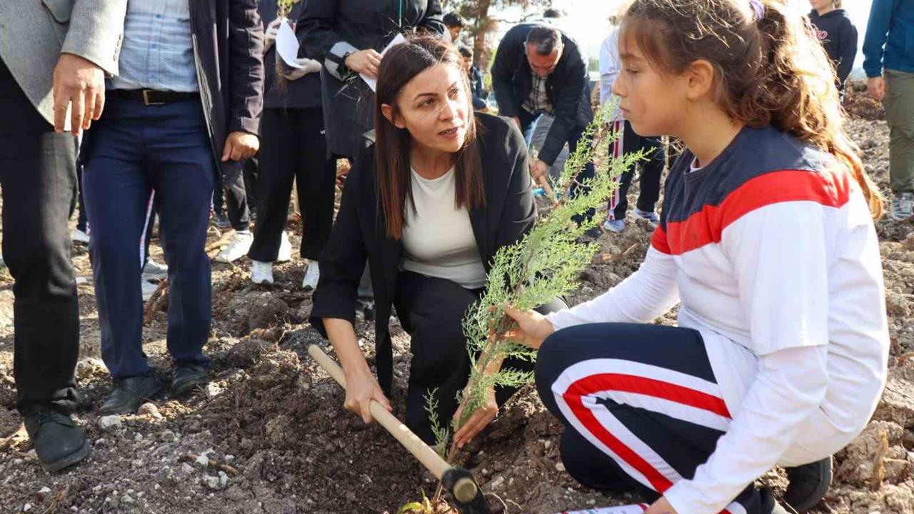 Çanakkale'de Şehitler Anısına Fidanlar Toprakla Buluştu