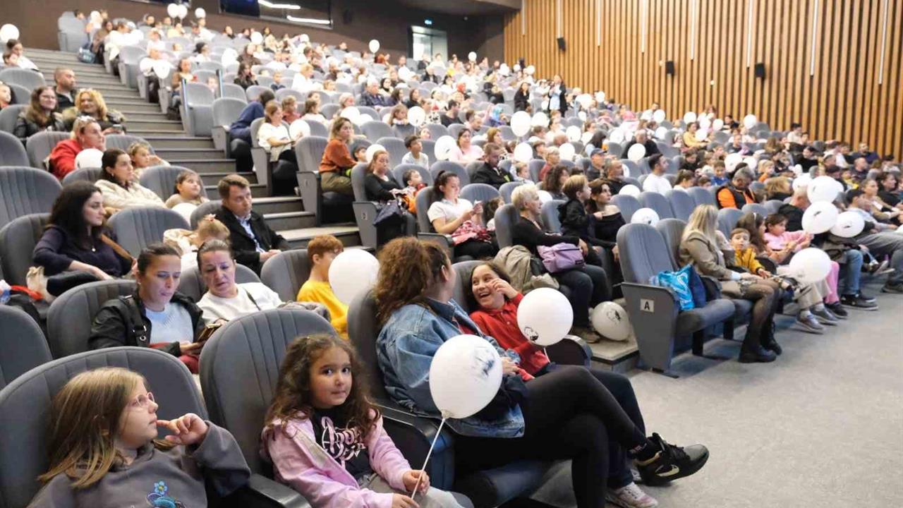 Büyükçekmece'de Dünya Çocuk Hakları Günü'nde Çocuklar Tiyatroda Bir Araya Geldi