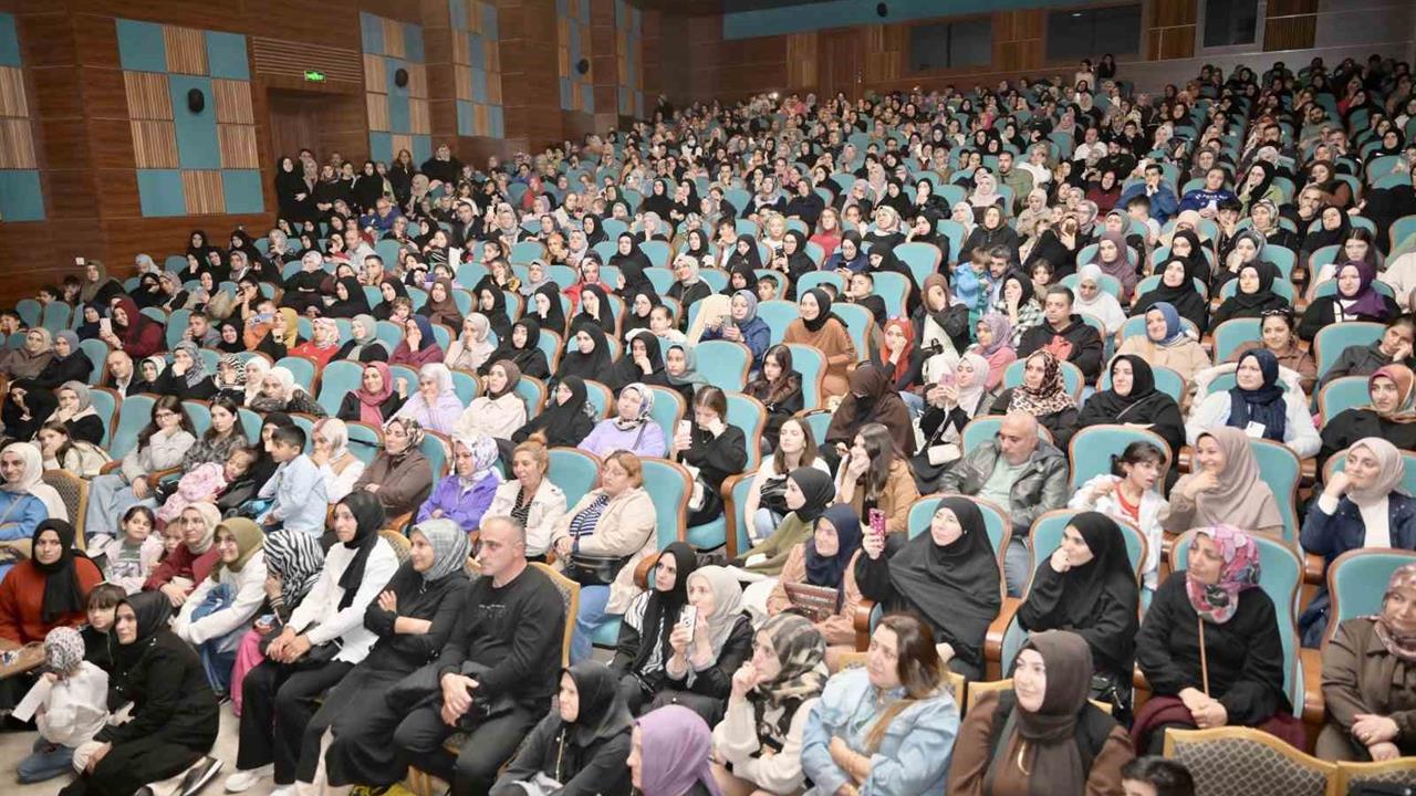 Esenyurt'ta "Zor Zamanlarda Aile Olabilmek" Konulu Söyleşiye Yoğun İlgi