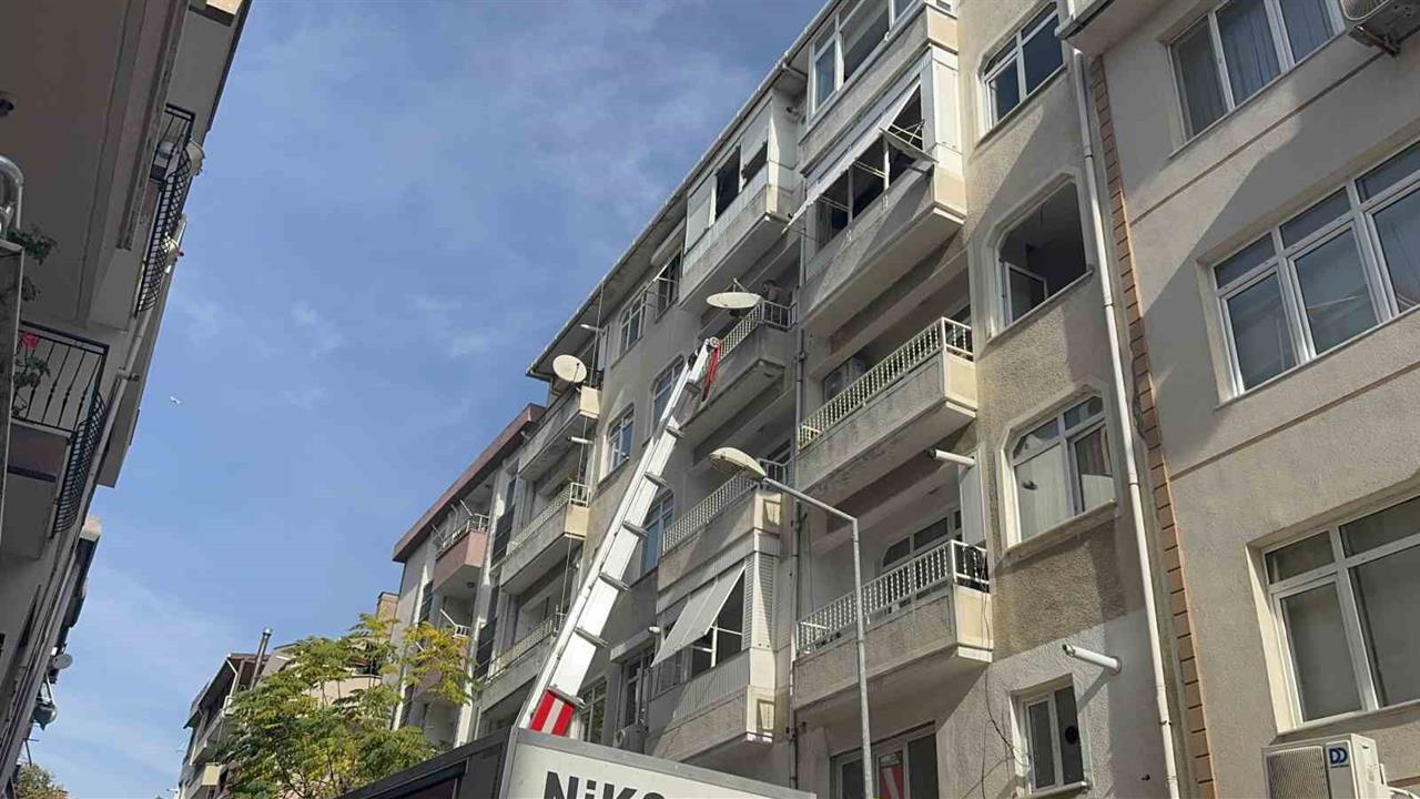 Kocaeli Darıca'da Kolonlarında Çatlaklar Tespit Edilen 5 Katlı Bina Mühürlendi