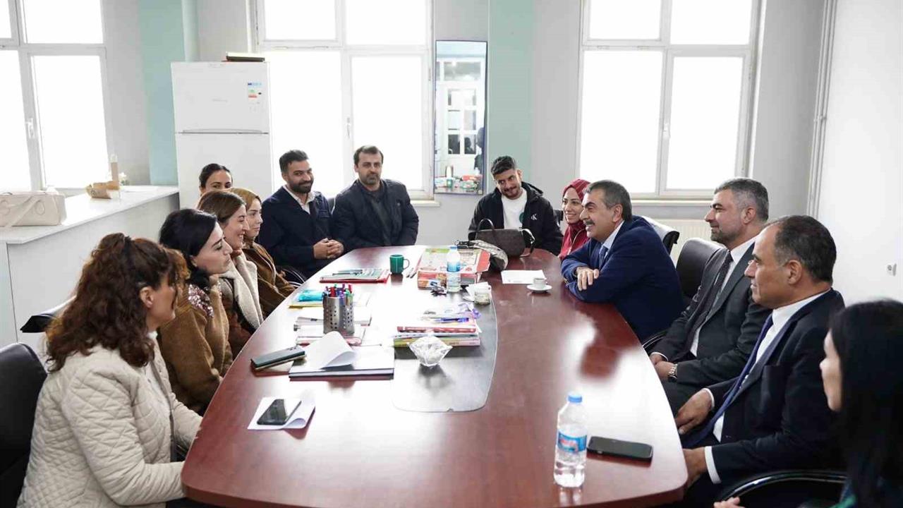 Mardin'e Giden Bakan Tekin, Diyarbakır Çınar'da Okul Ziyareti Gerçekleştirdi