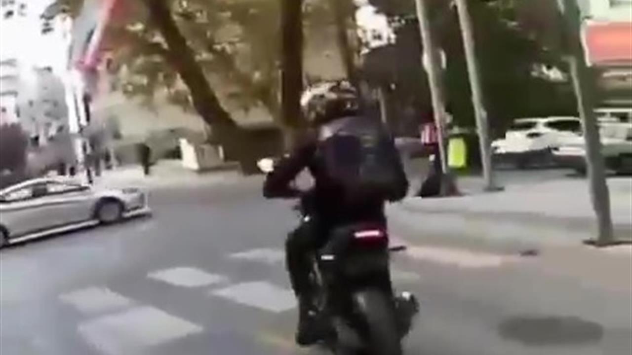 Denizli'de Motosiklet Sürücüsü Plakasını Gizleyerek Kırmızı Işıkta Geçti