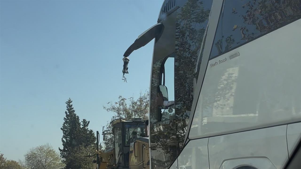 Gaziantep'te Bir Otobüs Şoförü Kırık Aynayı Eliyle Tutup Yolculuğuna Devam Etti