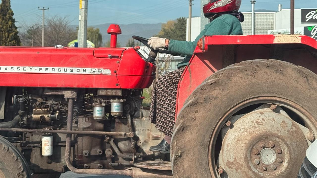 Bolu D-100 Kara Yolunda Motosiklet Kaskıyla Traktör Kullanan Kadın Sosyal Medyada İlgi Gördü