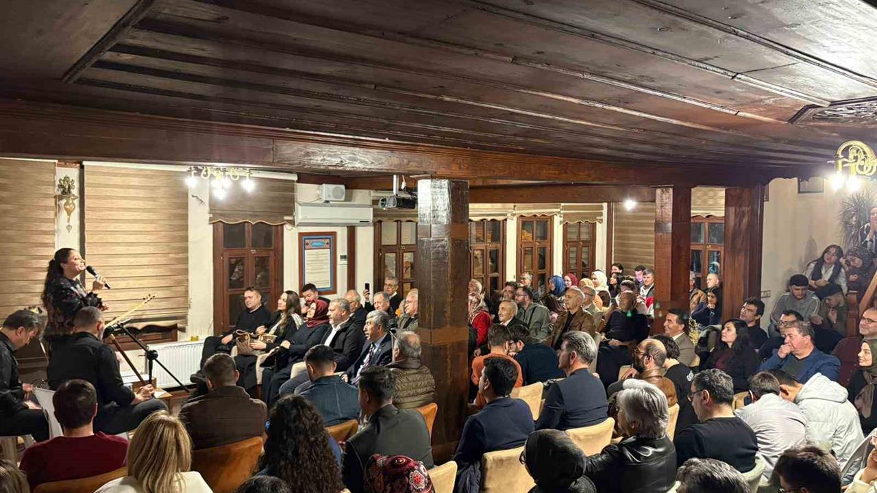 Eskişehir'de Düzenlenen Türkülerle Programda Kalabalık Bir Katılım Sağlandı