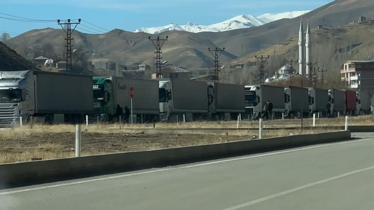 Hakkari Yüksekova Esendere Gümrük Kapısı'nda 2 Kilometre Tır Kuyruğu Oluştu
