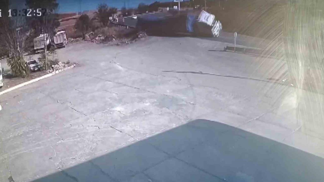 Adıyaman Gölbaşı'da Saman Balyalarının Yüklü Olduğu Tır Yan Yattı