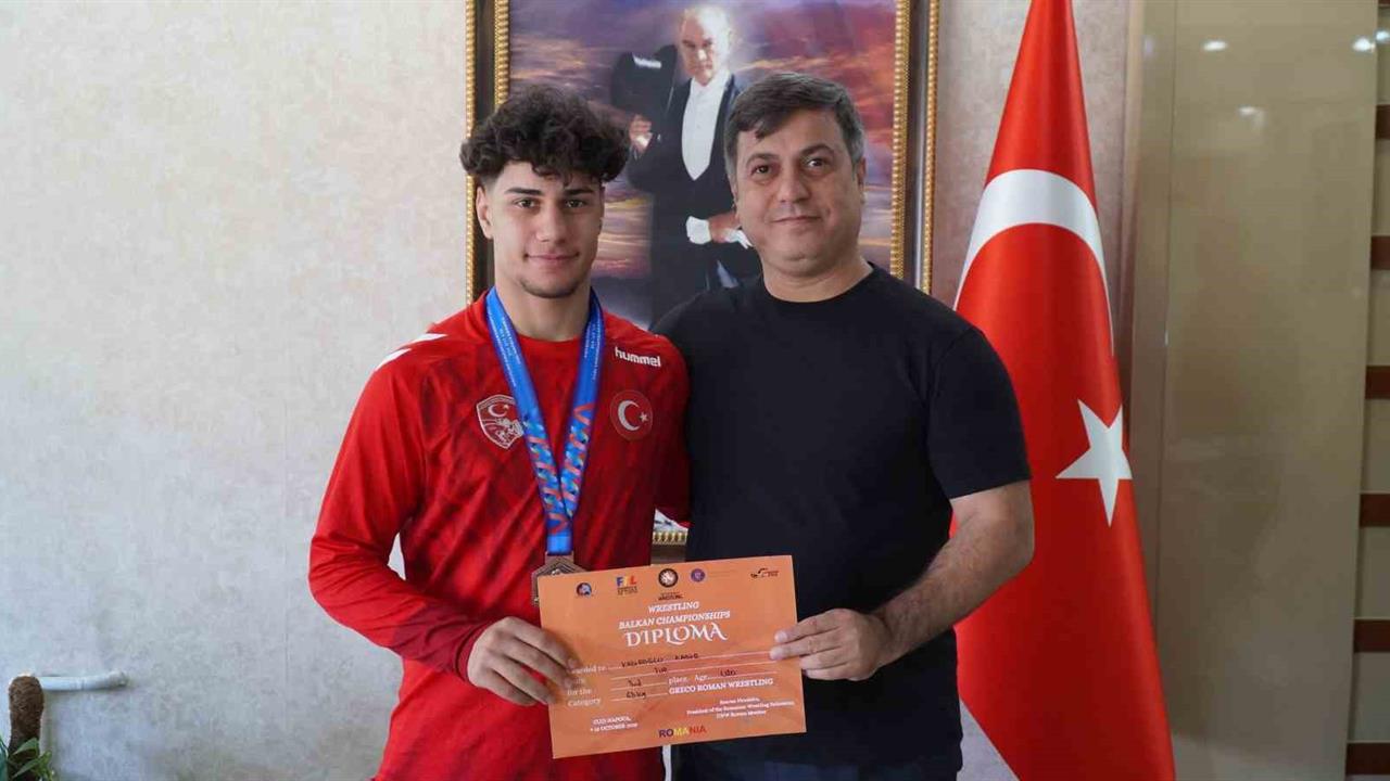 Manisa Gençlik ve Spor İl Müdürü Yunus Öztürk, Milli Güreşçi Kadir Kadıroğlu'nu tebrik etti.