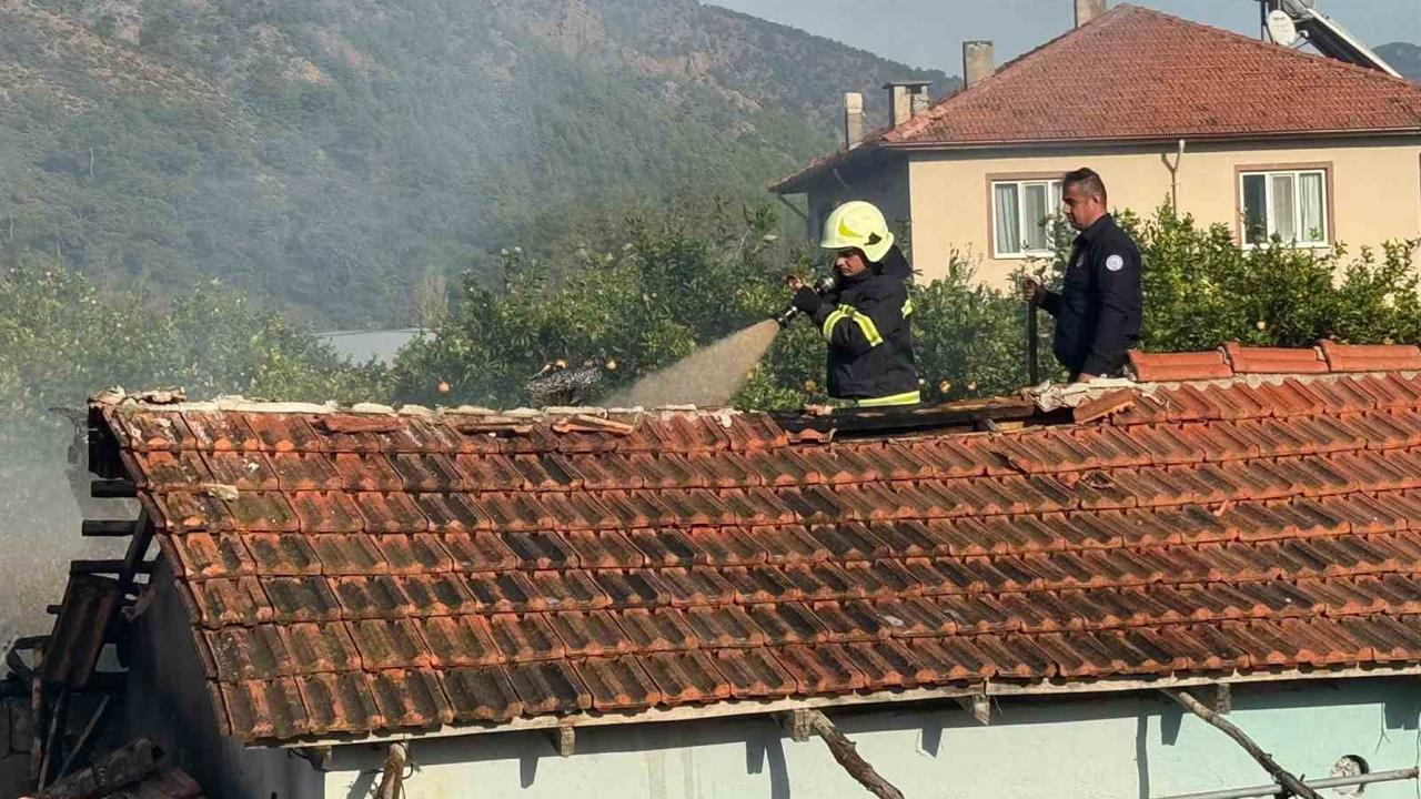 Muğla Ortaca'da Yangın Sonucu Ahır Kullanılamaz Hale Geldi