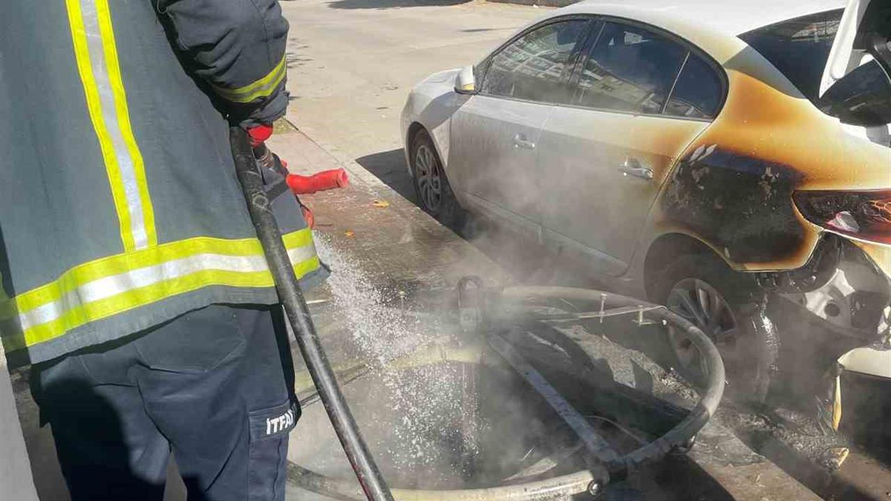 Van İpekyolu'nda Çöp Konteynerine Atılan Yanıcı Madde, Bir Otomobili Yaktı