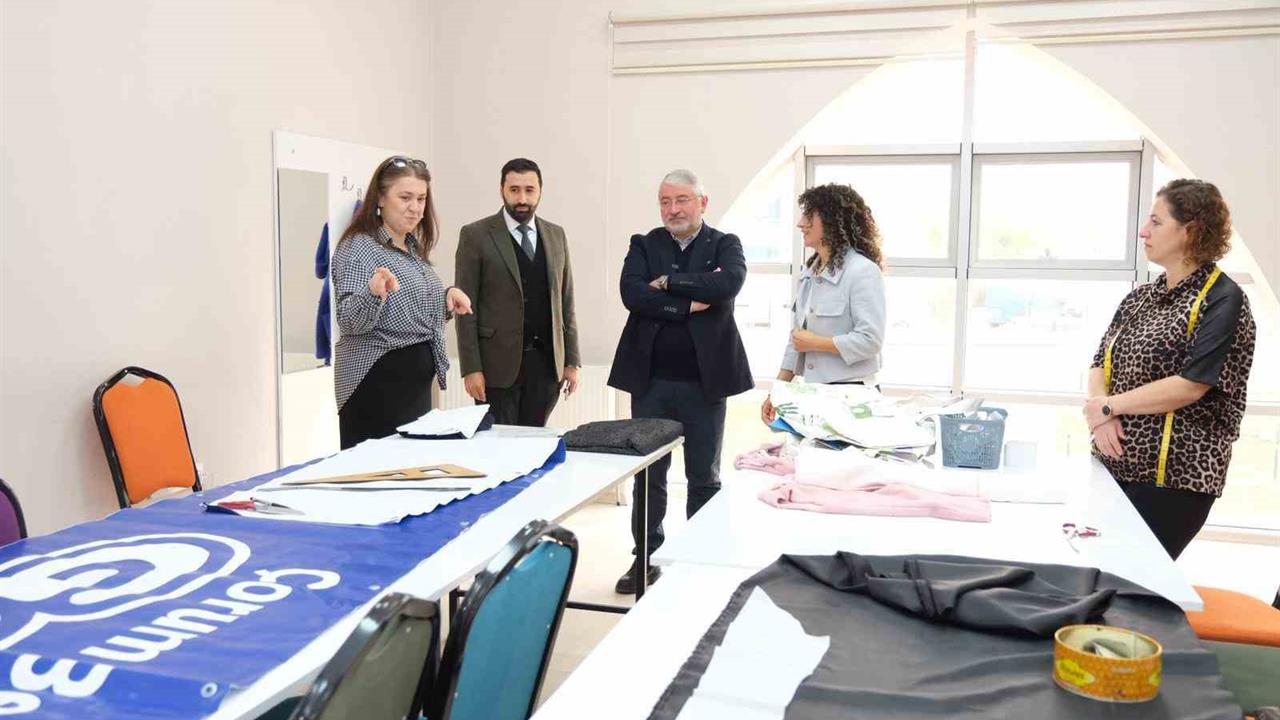 Çorum'da Kadın Kursiyerler, Afiş ve Brandalardan Şık Çantalar Üretiyor