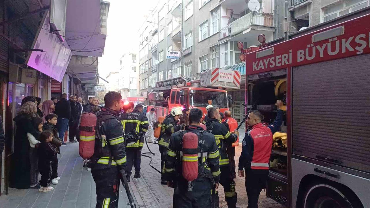 Kayseri Kocasinan'da Bir Apartmanın Koridorunda Yangın Çıktı, İtfaiye Müdahale Etti.