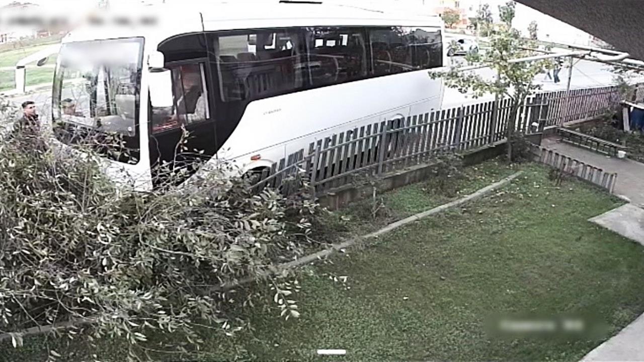 Tekirdağ Ergene'de Servis Minibüsünün Ağaca Çarpmasıyla 1 Kişi Yaralandı