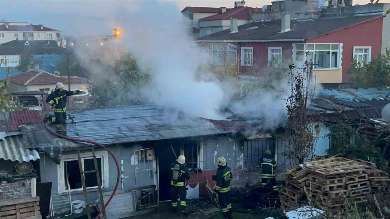 Tekirdağ Ergene'de Sobayı Yaktıktan Sonra Ev Yangınına Neden Oldu
