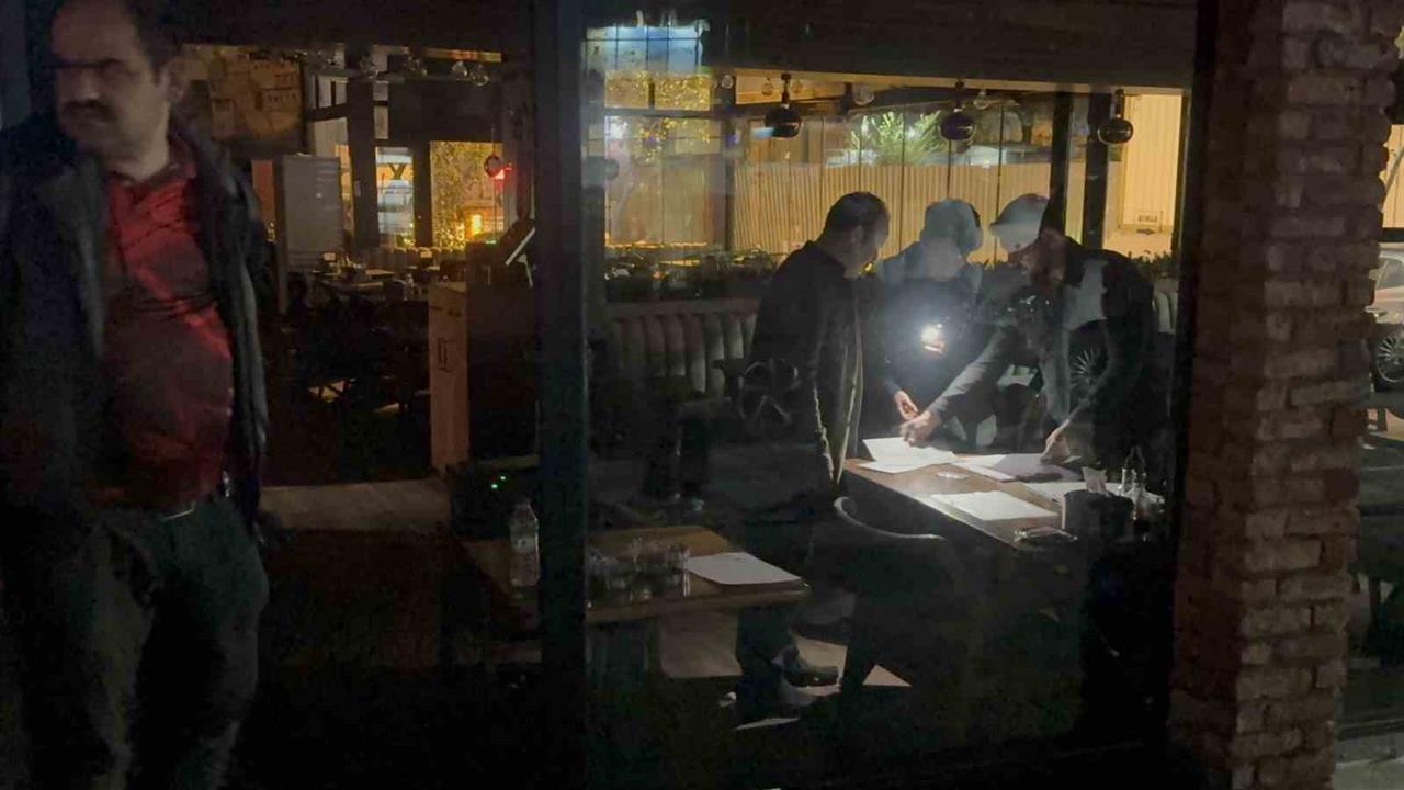 İstanbul Şişli'de 25 kişinin zehirlenme şüphesiyle hastaneye kaldırılmasının ardından restoran mühürlendi.