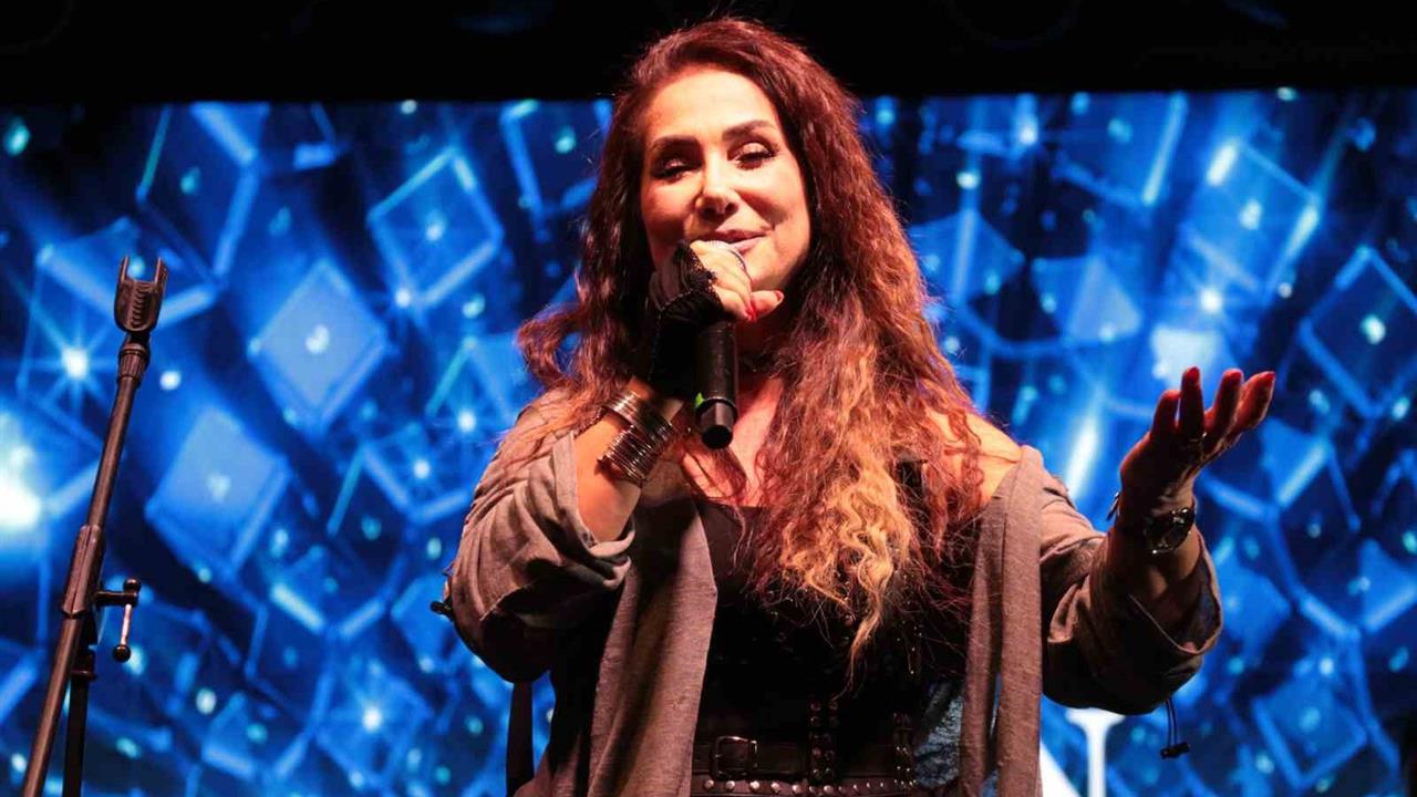 Cizre'de Düzenlenen Kitap Fuarı Kapsamında Rojin Konser Verdi