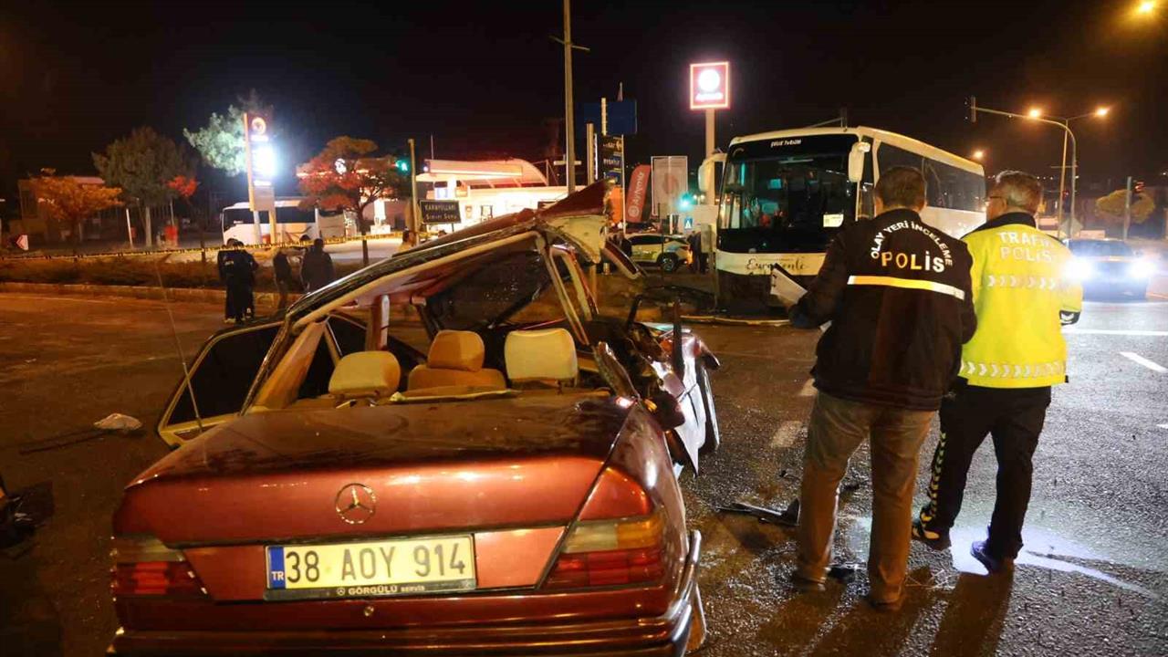 Nevşehir Ürgüp'te Turist Taşıyan Otobüs ile Otomobil Çarpıştı, 2 Ölü, 3 Yaralı