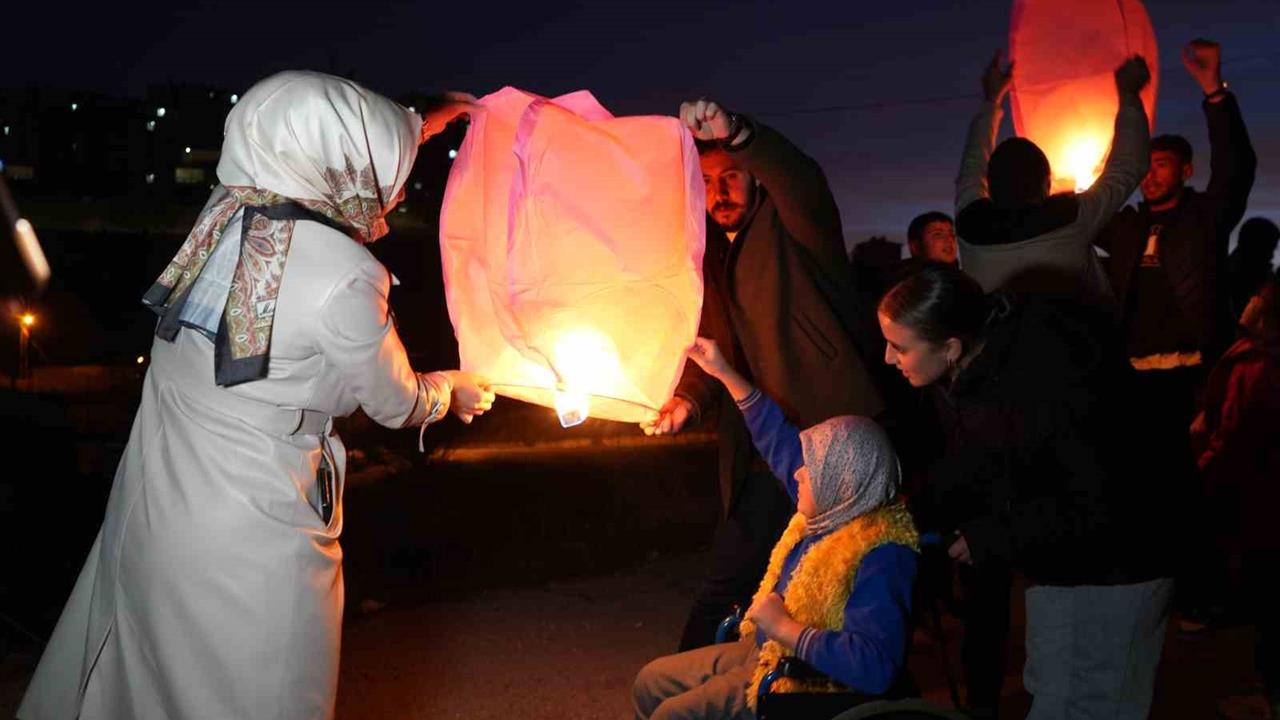 Bayburt'ta Özel Öğrenciler, Eşit ve Adil Bir Dünya İçin Dilek Fenerleri Uçurdu