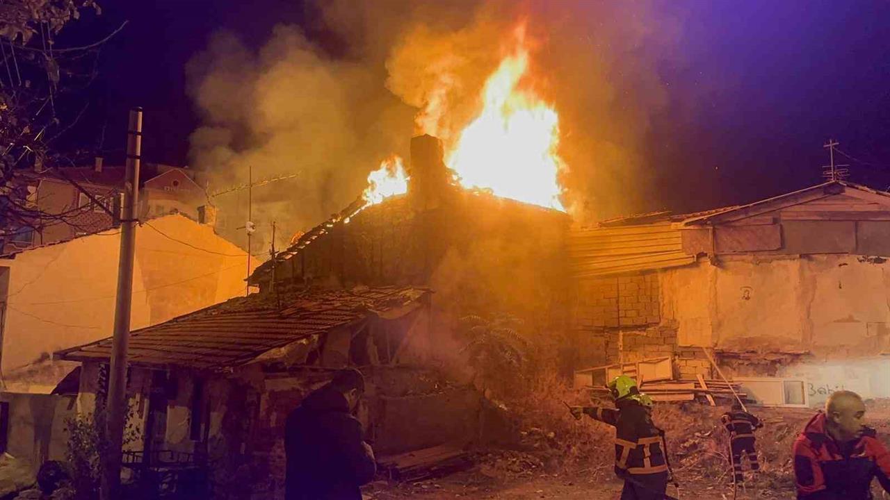 Çankırı Merkez'de İki Evin Yangınında Maddi Hasar Oluştu