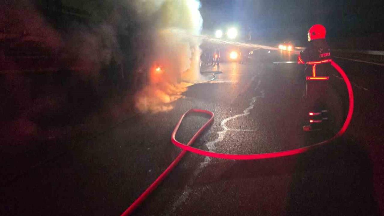 Şanlıurfa Haliliye'de Salça Yüklü Tır Yangını Kontrol Altına Alındı