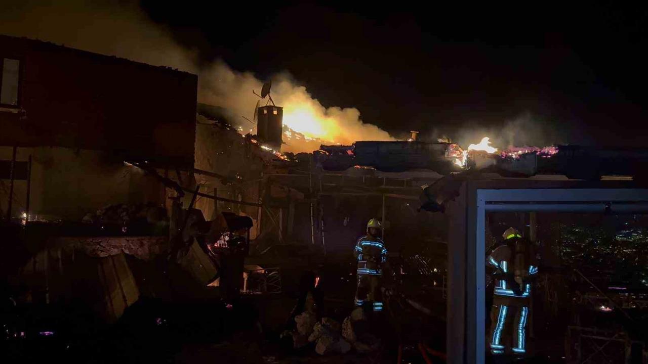 Gemlik Umurbey Mahallesi'ndeki Kafede Yangın Çıktı, İşletme Kullanılamaz Hale Geldi