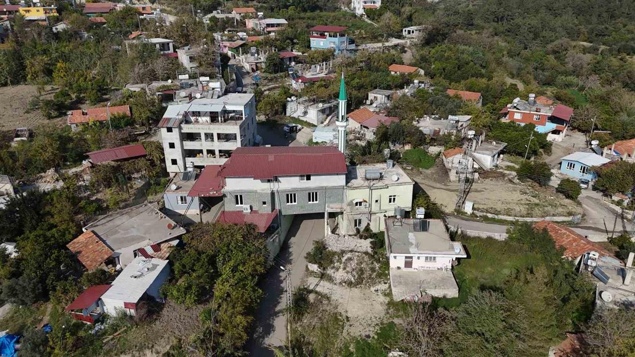 Hatay'da Mahalledeki Cami Altında 6 Metre Genişliğinde Yol Geçiyor