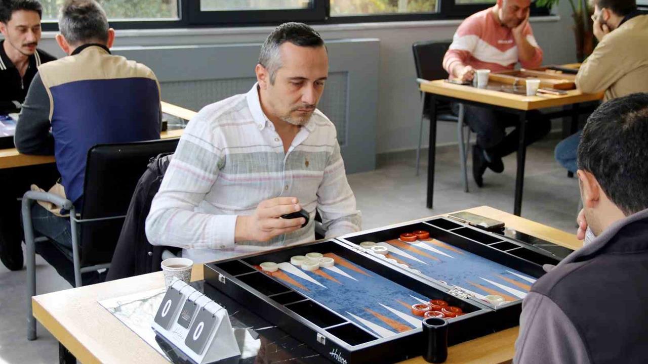 Kütahya OSB'de Düzenlenen 4. Tavla Turnuvasında Şampiyon Martur Kılıf Takımı