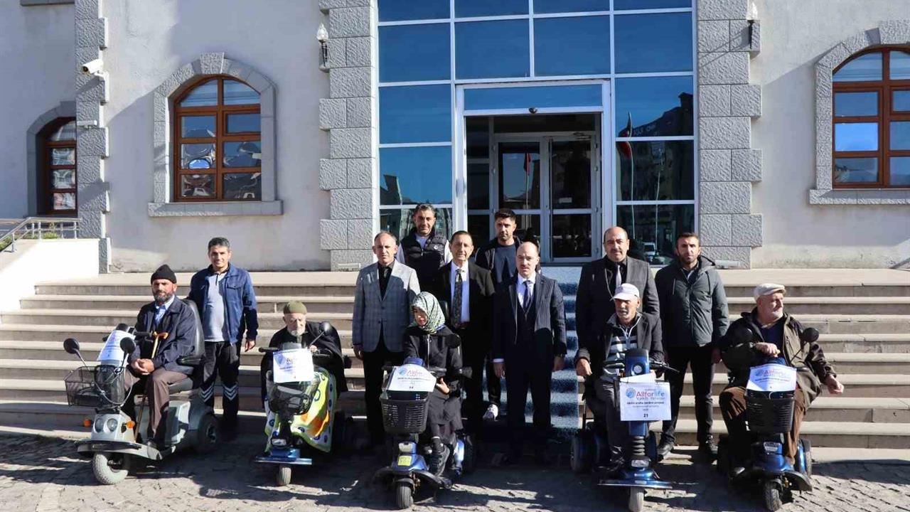 Erzurum Merkez'de Özel İhtiyaçlı Bireylere Akülü Araç Desteği Sağlandı