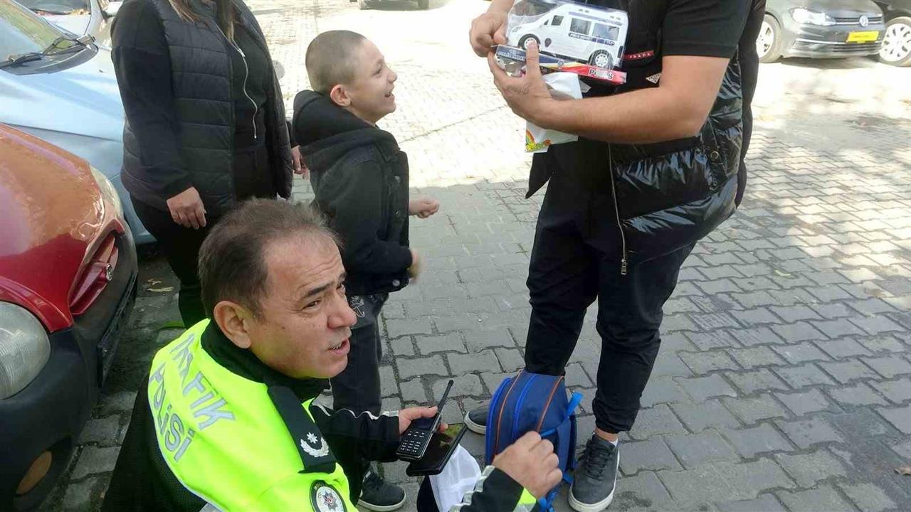 Muğla Trafik Şube Müdürü Haçan, Özel İhtiyaçlı Bir Çocuğa Anlamlı Bir Hediye Verdi