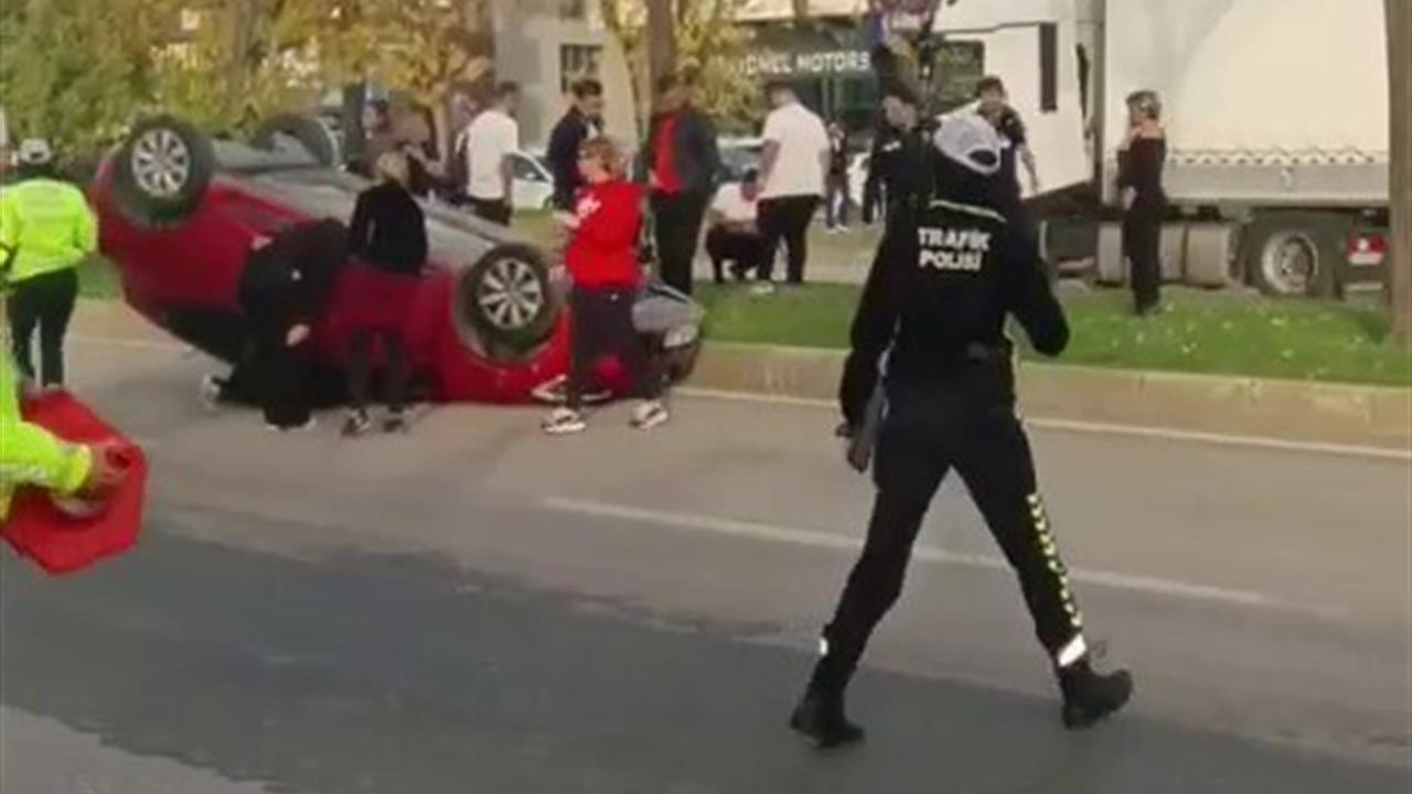 Bursa Nilüfer'de Gerçekleşen Trafik Kazasında Sürücü Sıkıştı, Hastaneye Kaldırıldı