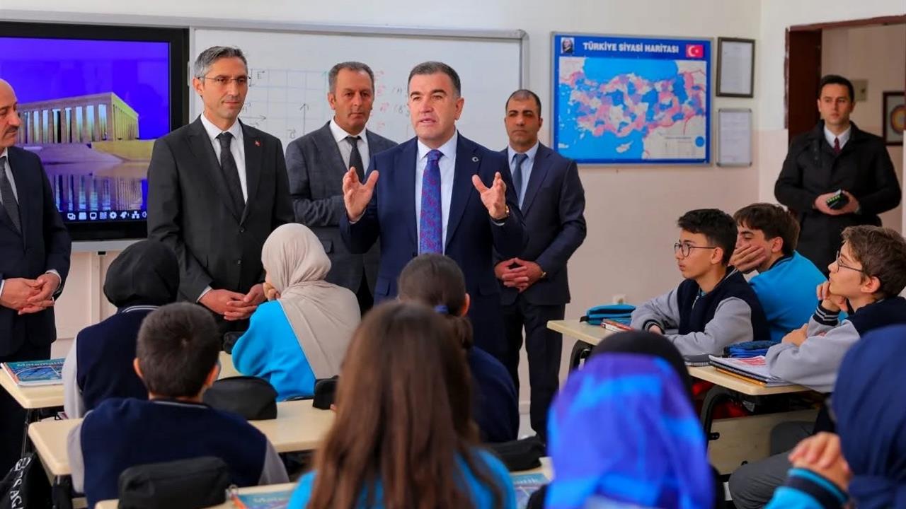 Bayburt'ta Vali Eldivan, Gençlerle Zamanı Verimli Kullanmanın Önemi Üzerine Konuştu